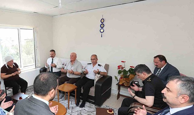 Vali Aksoy şehidin baba ocağına ziyarette bulundu