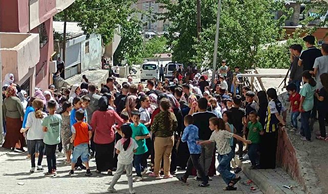 Vali Atay çocuklara bayram harçlığı dağıttı