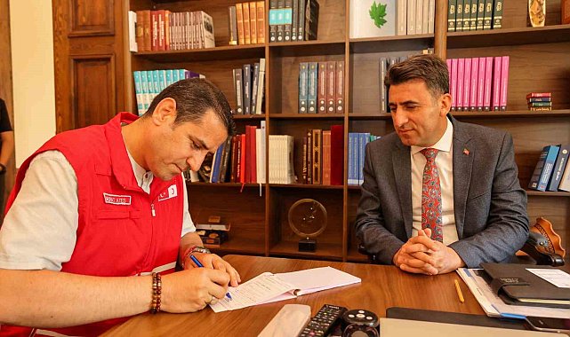 Vali Aygöl kurban bağışını Kızılay'a yaptı