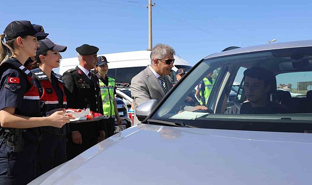 Vali Çelik uygulama noktalarını denetledi sürücülerin bayramını kutladı