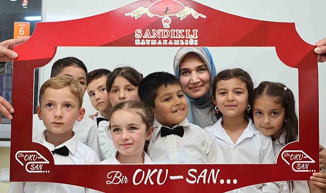 Vali miniklerin sevincine ortak oldu