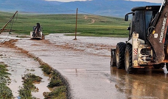 Van Saray'da sel: 2 büyükbaş, 100'e yakın küçükbaş hayvan telef oldu