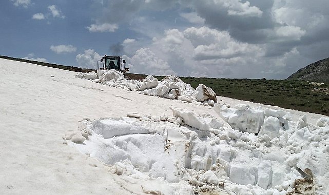 Van'da haziran ayında karla mücadele çalışması