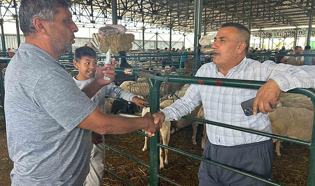 Vatandaş Arefe günü kurban pazarına akın etti