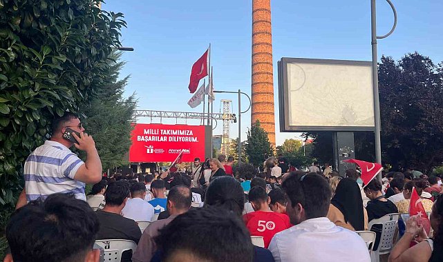 Vatandaşlar Türkiye - Portekiz maçını dev ekrandan takip etti