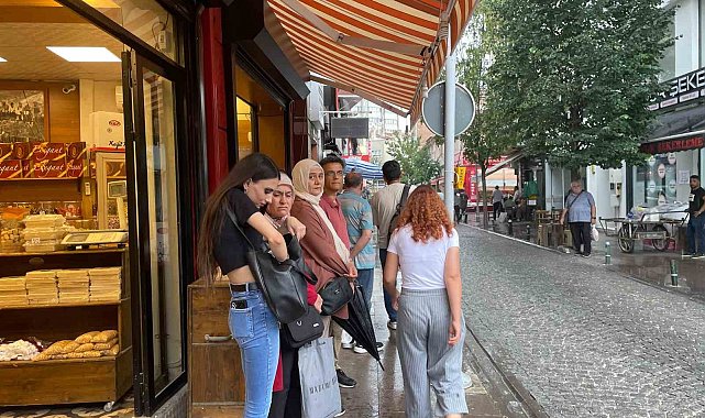 Vatandaşlar yağmurdan korunmak için dükkanlara sığındı