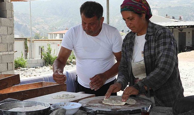 Vefakar çift, kavurucu sıcakta evlatlarını okutabilmek için tandır başında ter döküyor