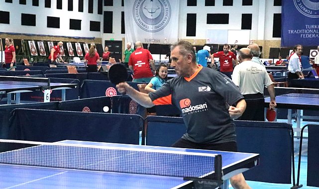 Veteran tenisçiler Samsun'da boy ölçüşüyor