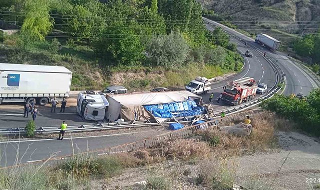 Virajı alamayan tır devrildi, sürücü ağır yaralandı