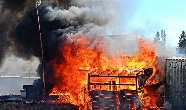 Yalova'da oto lastik dükkanı alevlere teslim oldu