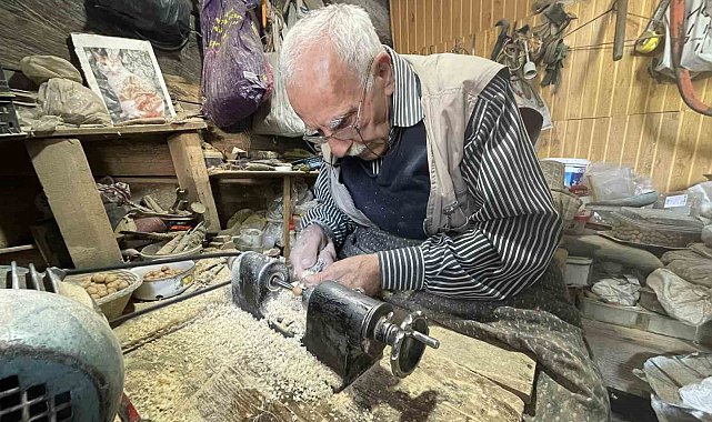 Yaşıtları yürümekte güçlük çeken 84 yaşındaki tespih ustası, 50 yıldır azimle üretiyor