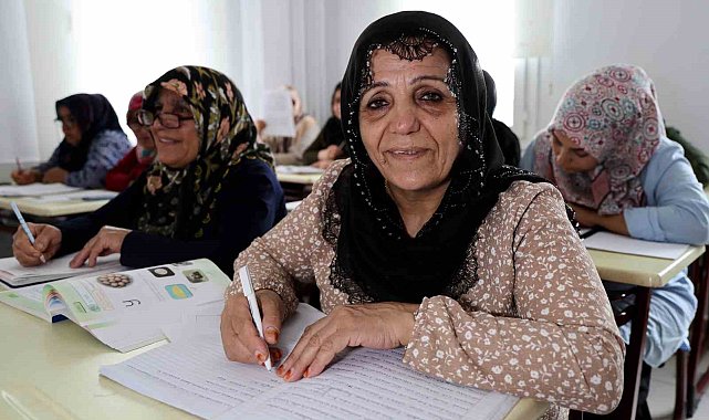 Yaşlı teyzelerin okuma yazma azmi