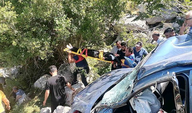 Yayla yolunda otomobil uçuruma yuvarlandı: 5 yaralı