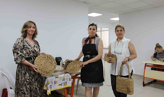 Yaz aylarında Asi Nehri'ni kaplayan su sümbülleri kadınların elinde sanat eserine dönüşüyor