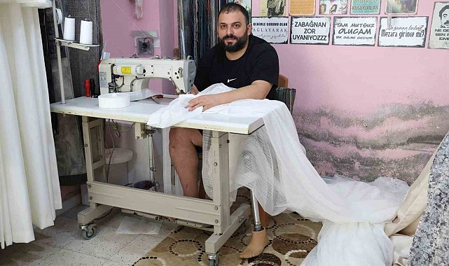 Yemek masasının altında yaşama tutunan depremzede Ali, protez bacağıyla ekmek parasını kazanıyor