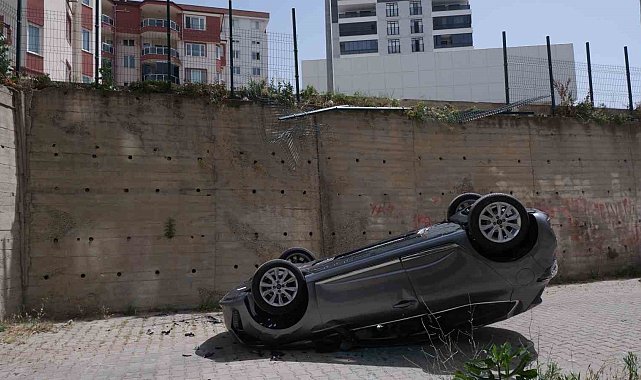Yeni aldığı arabasıyla sitenin bahçesine uçtu