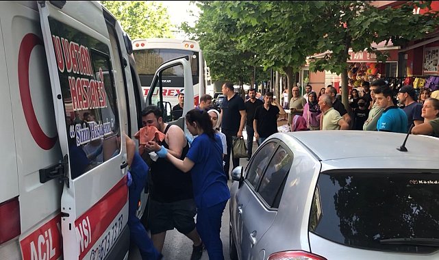 Yere çöp attı diye uyardığı kişiyle girdiği kavgada bıçaklandı... O anlar kamerada