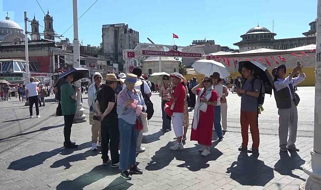 Yerli ve yabancı turistler sıcak havaya rağmen Taksim'e akın etti