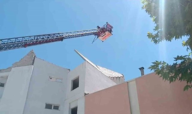 Yıkılma tehlikesi bulunan duvar itfaiye tarafından yıkıldı