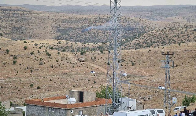 Yıldırım düşmesi sonucu çıkan yangına müdahale devam ediyor