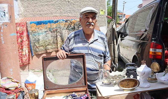 Yılların tarihini çarşı pazar dolaşarak satıyor