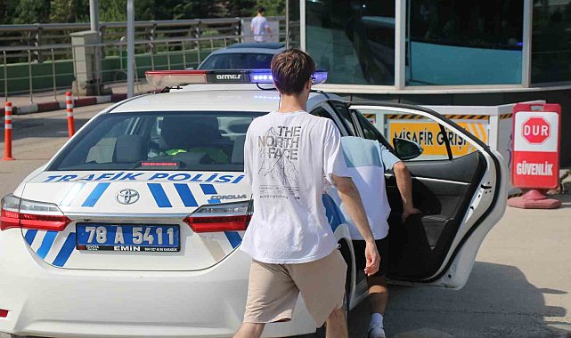 YKS için 800 kilometre yol geldiler, yanlış okula gelen 2 öğrencinin yardımına polis yetişti