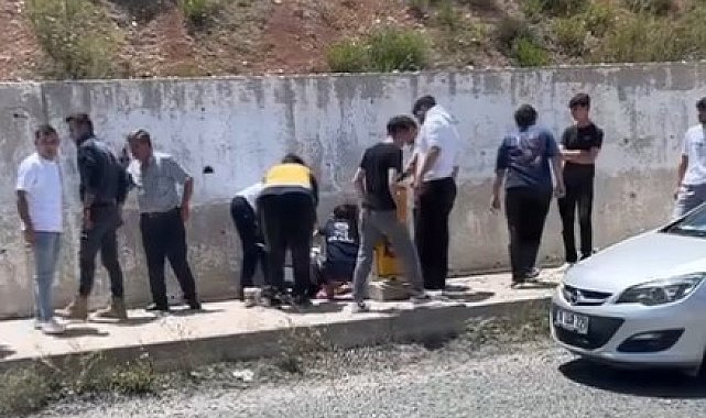 YKS'den çıkıp evlerine giderken kapısı açık araçtan düştüler