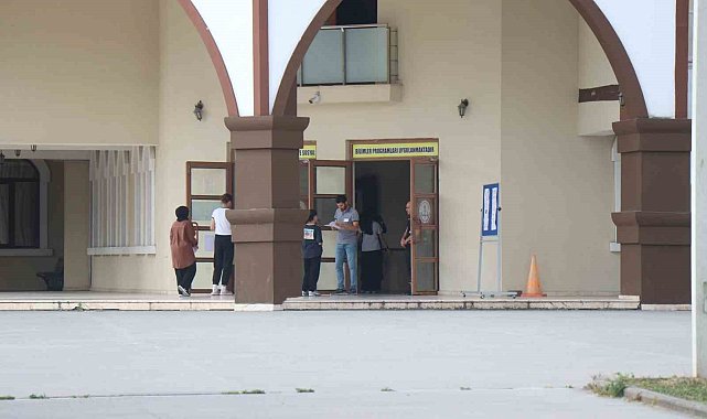 YKS'nin ikinci oturumu başladı: Öğrenciler sıralarda veliler dışarıda ter döküyor