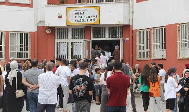 YKS'ye geç kalan öğrenci ile annesi hüngür hüngür ağladı