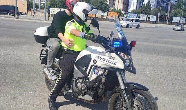 YKS'ye geç kalan öğrencilere polis ekipleri yardım etti