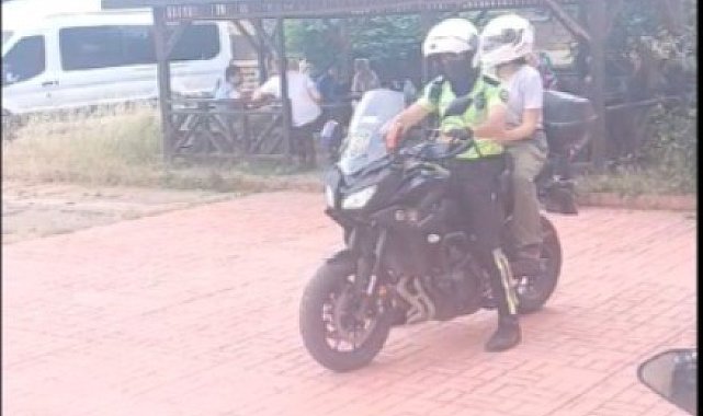 YKS'ye geç kalan öğrencileri polis yetiştirdi