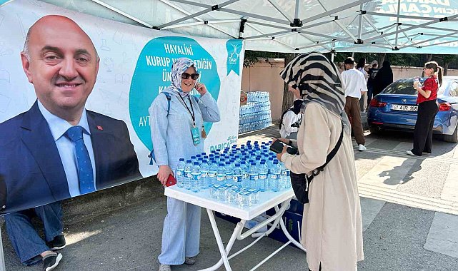 YKS'ye giren öğrencilere su dağıtıldı