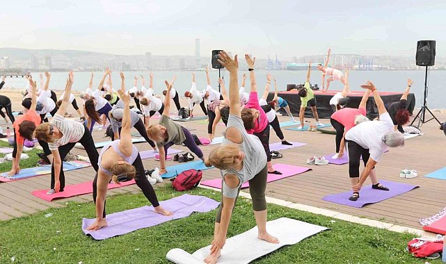 Yoga tutkunları Bayraklı'da buluştu