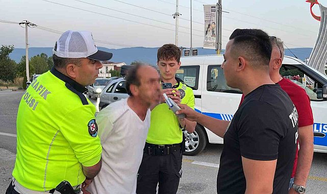 Yol kenarına tuvaletini yapan alkollü sürücü polise yakalandı: Ehliyetine el konuldu