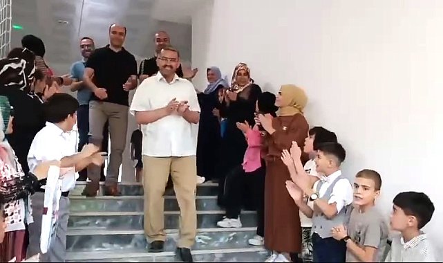 Yozgat'ta 30 yıllık öğretmen sevgi koridoru ile uğurlandı