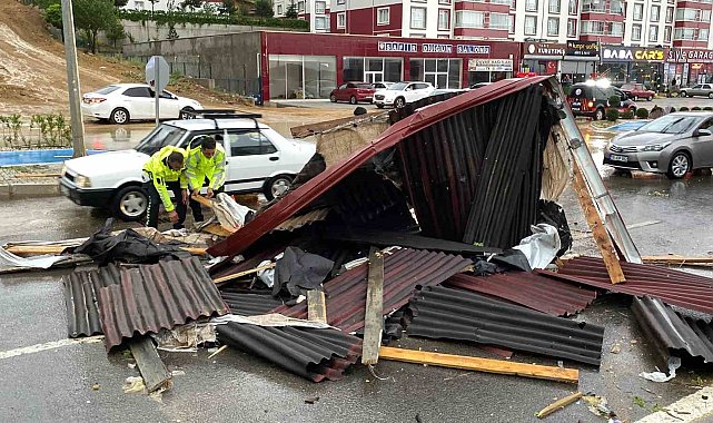 Yozgat'ta fırtına çatıları uçurdu