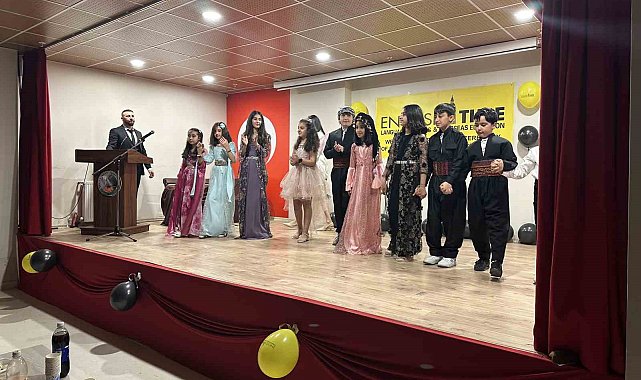 Yüksekova'da öğrenciler, İngilizce oynadıkları tiyatro sonrası sertifikalarını aldı