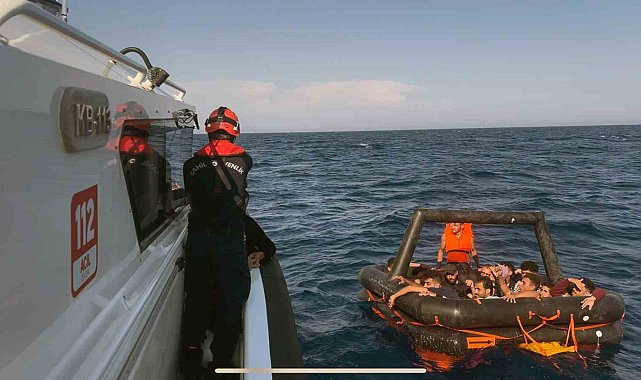 Yunanistan'ın Türk karasularına geri ittiği 27 düzensiz göçmen kurtarıldı