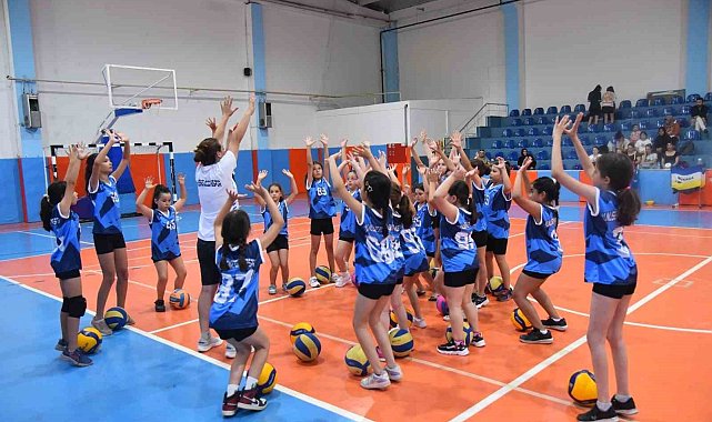 Yunusemre'de yaz spor okulu voleybol kursları yoğun ilgi görüyor