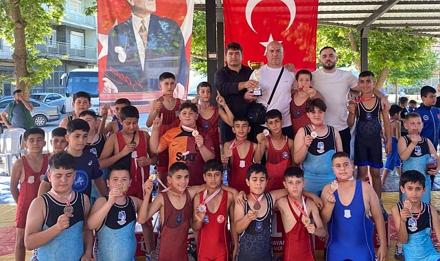 Yunusemreli güreşçiler Denizli'de Manisa'nın gururu oldu