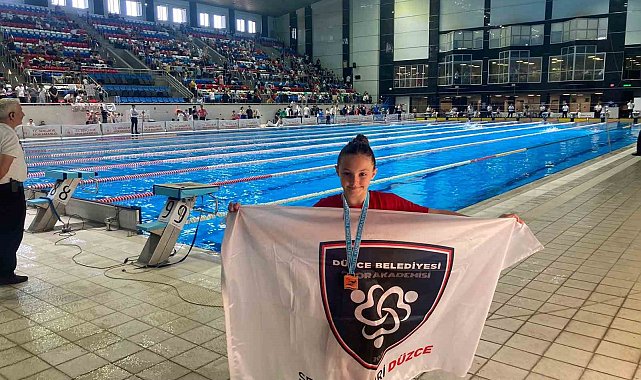 Yüzme müsabakalarında madalya