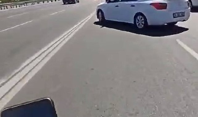 Zeytinburnu'nda motosikletli, parktan çıkan otomobile çarptı: Kaza anı kask kamerasında