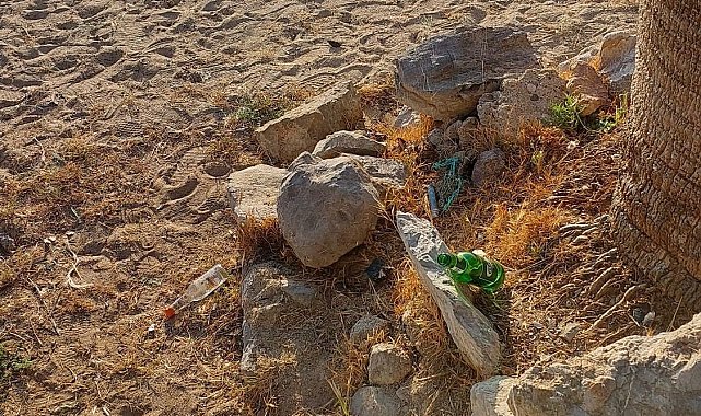 Zeytinli Kuyu sahilinin çöplerle başı dertte