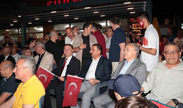 Zonguldak'ta dev ekranda milli maç coşkusu yaşadılar