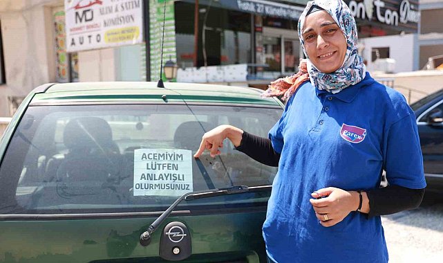 14 yıldır ehliyeti olmasına rağmen araç kullanamayan kadın, "Acemiyim. Lütfen anlayışlı olur musunuz" notu sayesinde korkusunu yendi
