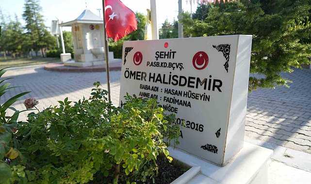 15 Temmuz kahramanı Şehit Ömer Halisdemir'in kabri ziyaretçi akınına uğruyor