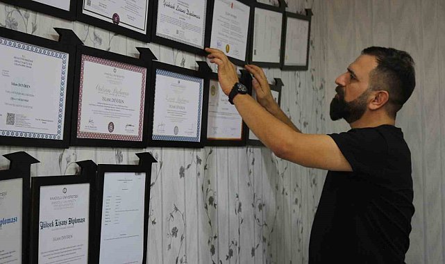 17 yıllık üniversite eğitimine 26 diploma sığdırdı