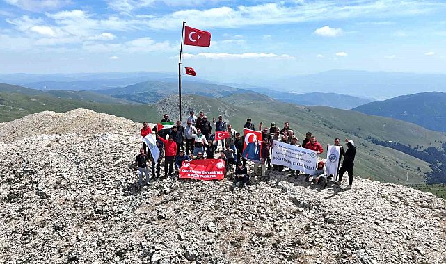 2 bin 587 rakımlı dağın zirvesinde 15 Temmuz şehitlerini andılar