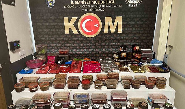 3 iş yerine baskın yapan ekipler 70 kilogram kaçak nargile tütünü ele geçirdi