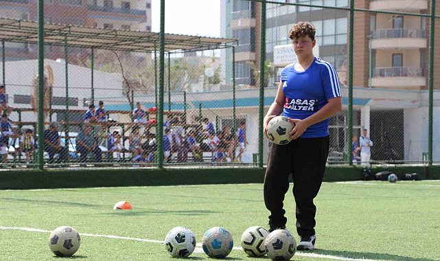 'Kaleci olmaya kendimi adamıştım' diyen genç, depremde ampüte olan bacağıyla hayallerinin peşinden koşuyor